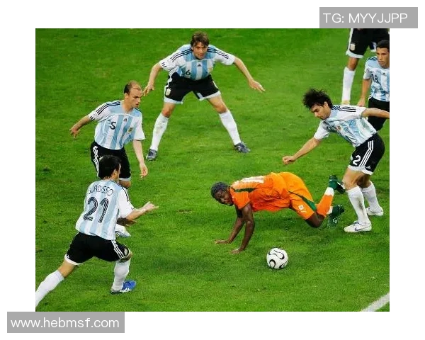 足球明星全名及其精彩瞬间的图片展示与解析